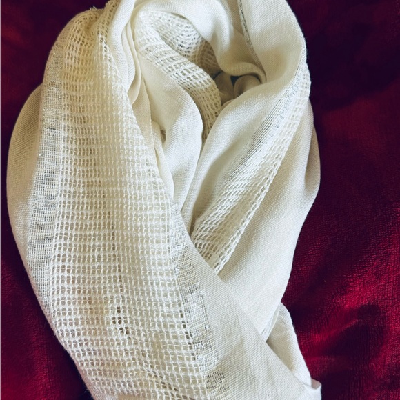 Cream/silver patterned pashmina style shawl - Picture 2 of 7